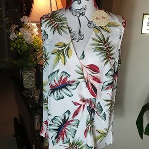 NWT, Alythea, 0247, Women's White Floral top with V-neck and rusching in size XL